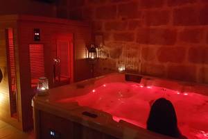 Location séjour en amoureux  jacuzzi  sauna piscine privée