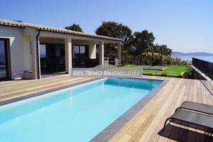 Location superbe villa neuve, avec piscine et vue mer feerique.
