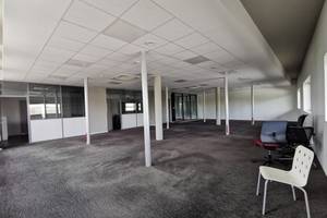 Location bureaux rénovés r+1 de 577 m2 à mérignac