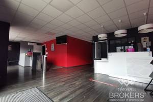 Location local commercial // 350 m2 // zone commerciale