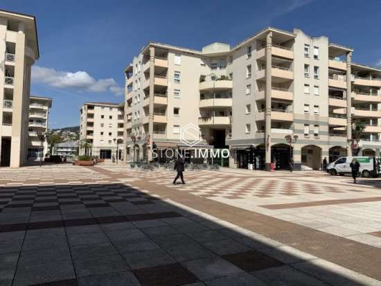 Location local commercial 95 m2 - Antibes